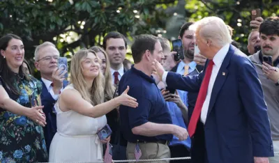 Tramp stigao u &Scaron;kotsku, dočekalo ga oko 200 pristalica