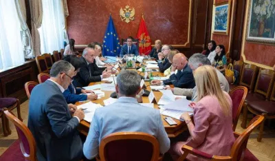 Nastavnici u učionici kao pantomimičari