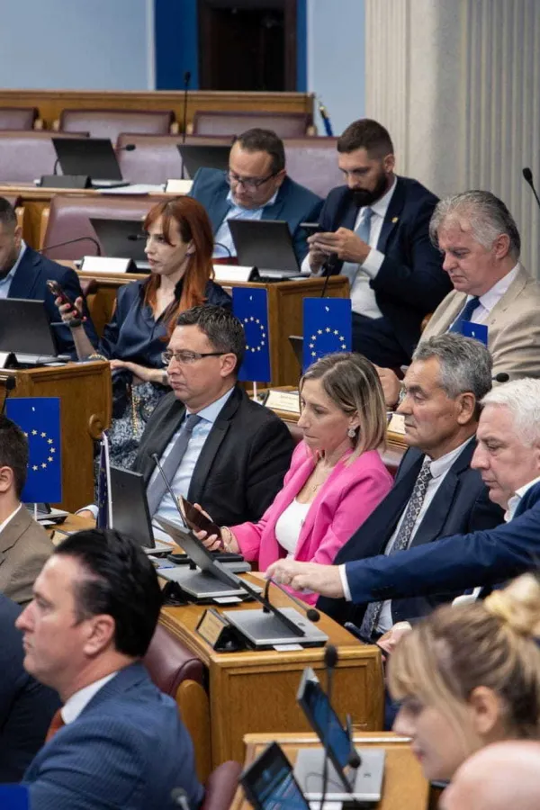 Vlast se ne odriče službenih putovanja, radi veće socijale