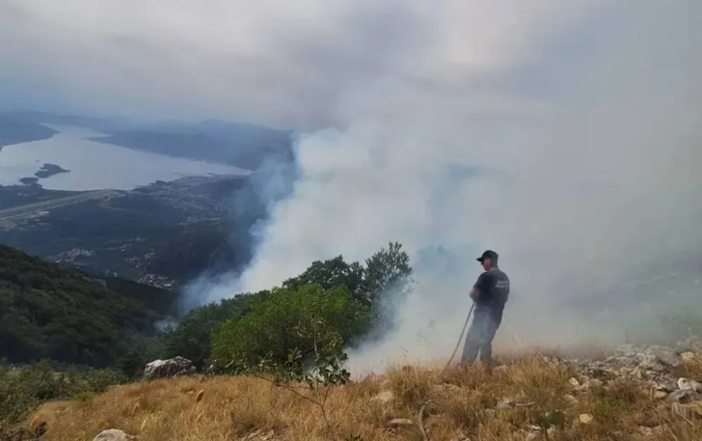 Cetinje: Požari aktivni na vi&scaron;e lokacija, vatrogasci ulažu nadljudske napore da zaustave vatru