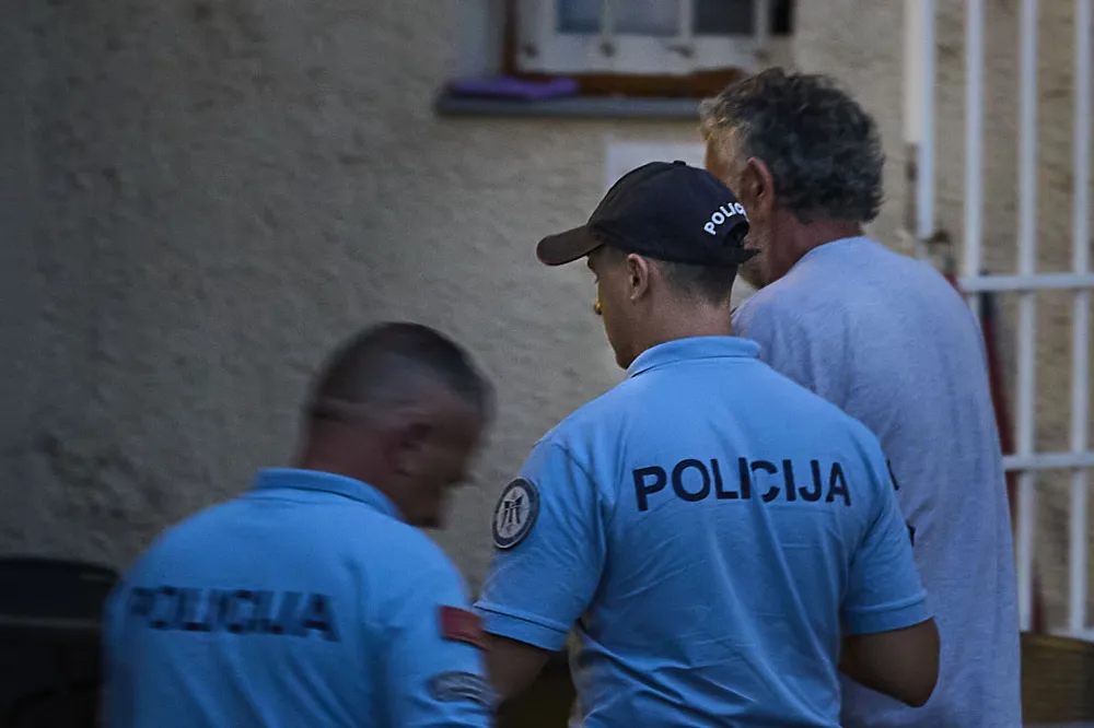 Ubio brata i sinovca, pa u lokalu sačekao policiju