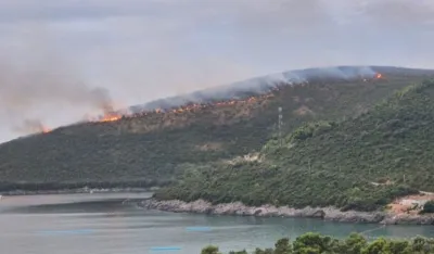 Veliki požar na Lu&scaron;tici nakon udara groma, vatra zahvatila pojas od nekoliko kilometara