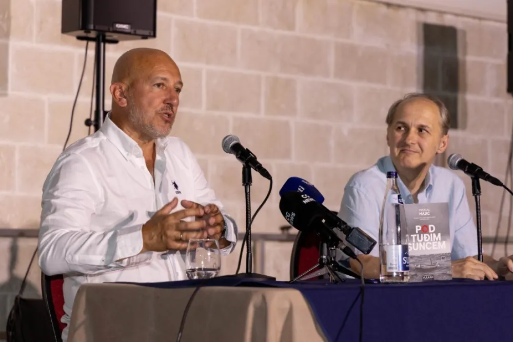 U Tivtu predstavljen roman &ldquo;Pod tuđim suncem&rdquo; autora Miodraga Majića