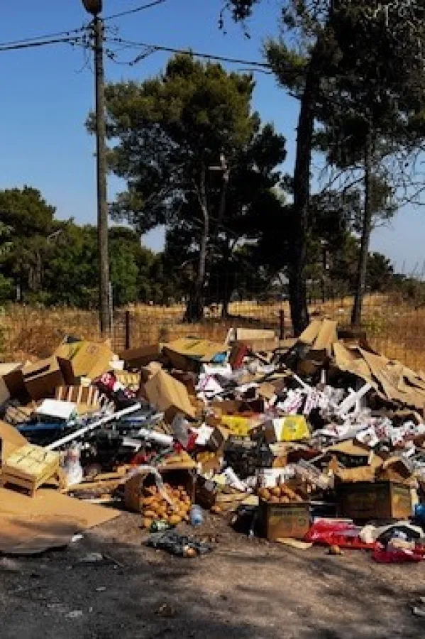 Prodavci na Kamionskoj pijaci žale se na lo&scaron;e uslove:&nbsp;Grabe se za parking, svuda smeće
