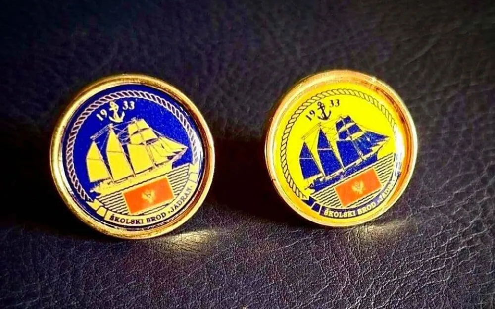 Ministarstvo odbrane i Vojska Crne Gore izradili novu seriju znački za posadu &scaron;kolskog broda "Jadran"