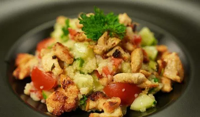 Salata s bulgurom i piletinom lagano jelo za tople dane