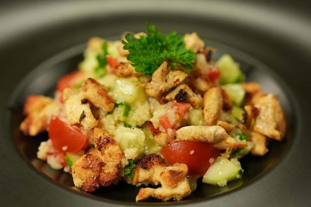 Salata s bulgurom i piletinom lagano jelo za tople dane