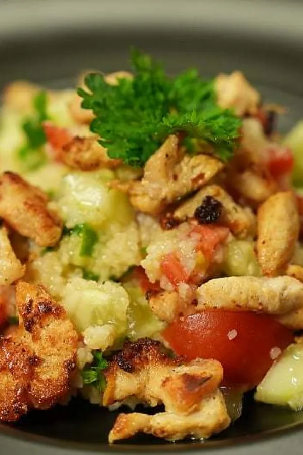 Salata s bulgurom i piletinom lagano jelo za tople dane