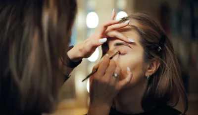 Ovo su najče&scaron;će gre&scaron;ke u &scaron;minkanju zbog kojih bore izgledaju jo&scaron; dublje