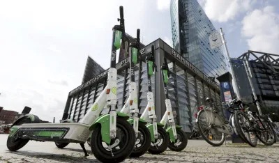 "Ozbiljna prijetnja za sve učesnike u saobraćaju": Električne trotinete neće moći da voze mlađi od 16 godina