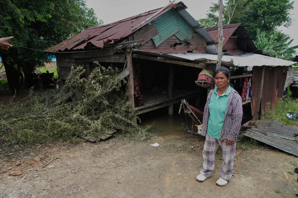 Stanovnica Tajlanda ispred dvoje razru&scaron;ene kuće 