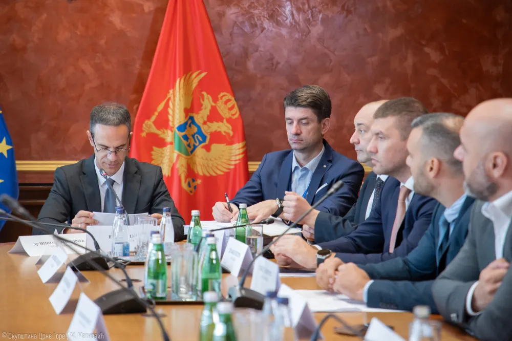 Vlada ukida upravne odbore i uvodi nezavisne direktore