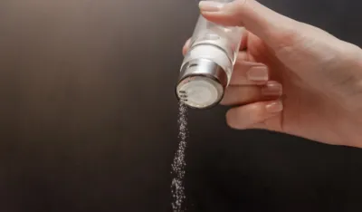 Kada je pravo vrijeme za soljenje hrane tokom kuvanja?