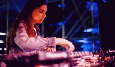 (Foto) Laris &ndash; glas nove generacije elektronske muzike: Spaja energične pravace sa duhovnim i spiritualnim melodijama