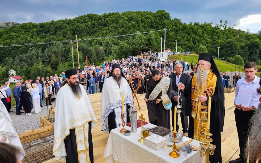 Joanikije osve&scaron;tao temelje crkve na Veru&scaron;i, posvećene Svetom Stefanu Visokom