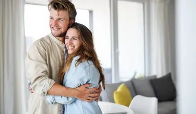 Млади срећни пар