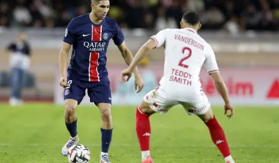 epa11784716 Vanderson (R) of AS Monaco and Achraf Hakimi (L) of Paris Saint Germain in action during the French Ligue 1 soccer match AS Monaco vs Paris Saint Germain, at Stade Louis II, in Monaco, 18 December 2024. EPA-EFE/SEBASTIEN NOGIER