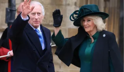 Kralj Čarls ima novi biznis: Prodaje kaputiće za pse