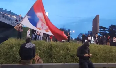 Demonstranti odustali od blokade Autokomande i krenuli u protestnu &scaron;etnju Beogradom