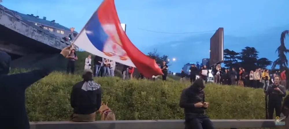 Demonstranti odustali od blokade Autokomande i krenuli u protestnu &scaron;etnju Beogradom