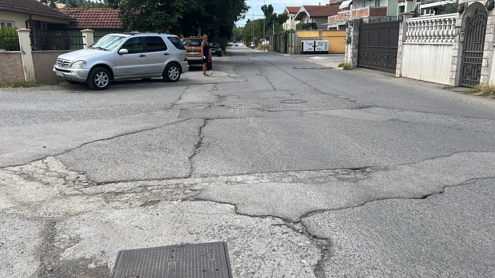 Stanovnici Ulice Iva Andrića traže hitnu rekonstrukciju: Asfalt sa hiljadu zakrpa