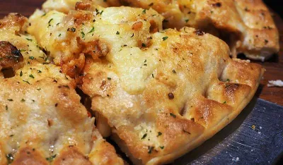 Pizza&nbsp;u lisnatom tijestu jednostavan a ukusan obrok