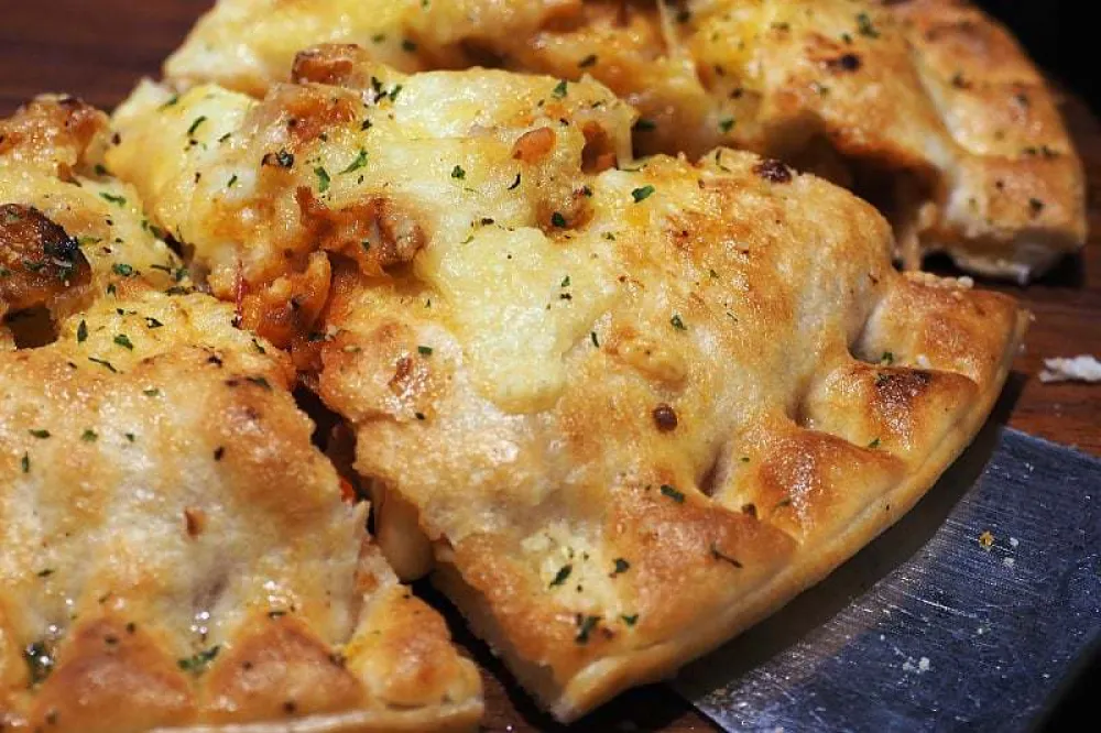 Pizza&nbsp;u lisnatom tijestu jednostavan a ukusan obrok