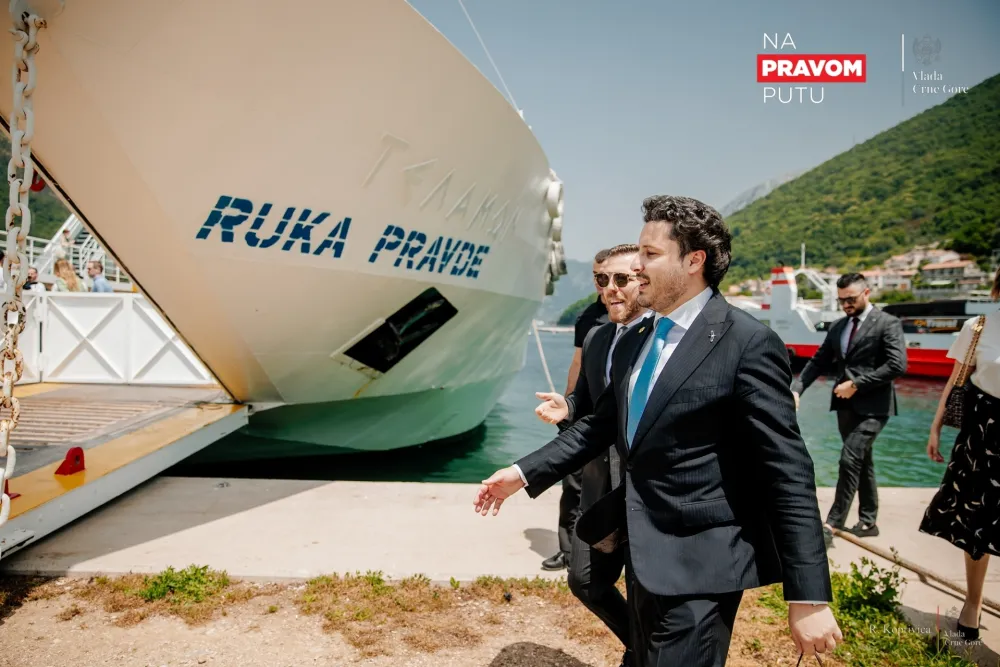 Abazović: Trajekt donosi vi&scaron;e novca nego EPCG