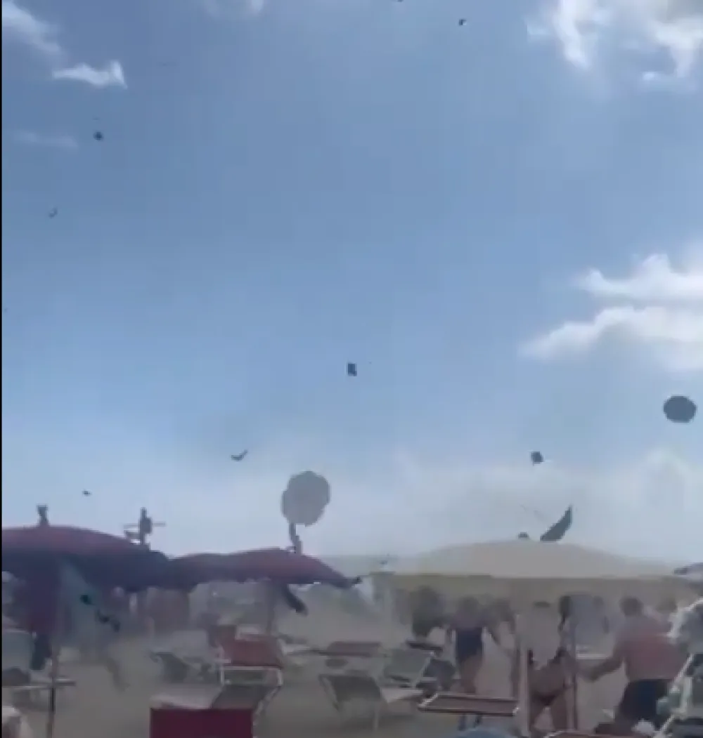 Pijavica podigla suncobrane i izazvala paniku na italijanskoj plaži