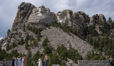 Posjetioci stoje pred stijenom Ra&scaron;mor (Ruth Fremson/The New York Times)