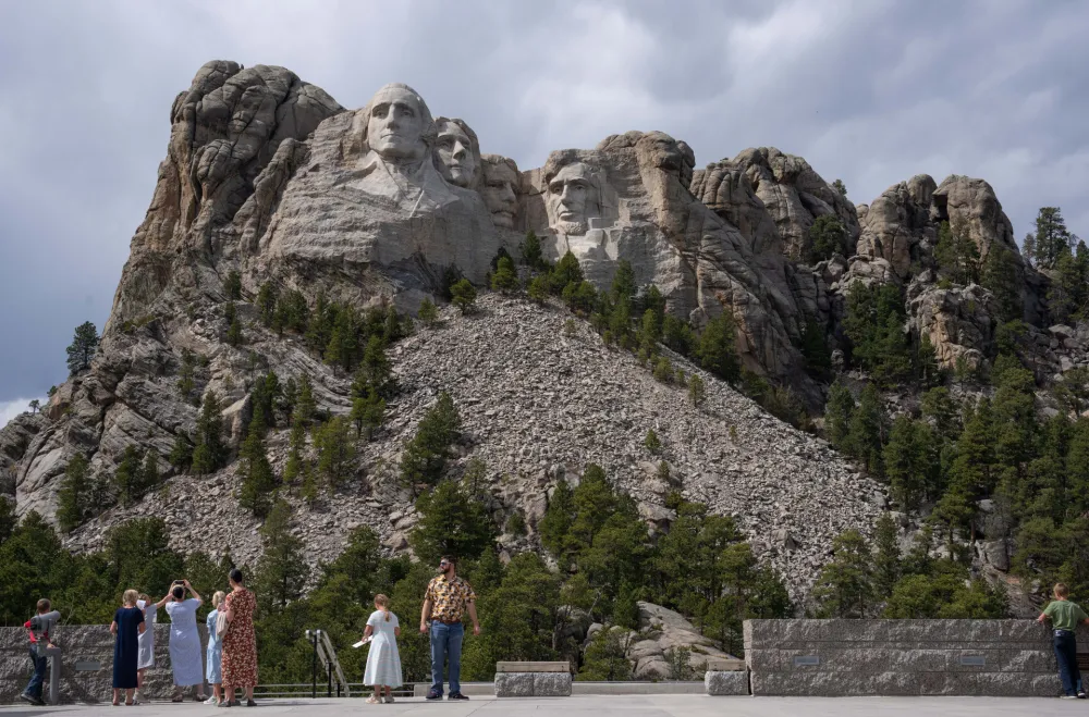 Posjetioci stoje pred stijenom Ra&scaron;mor (Ruth Fremson/The New York Times)