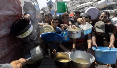 Palestinci čekaju na hranu ispred dobrotvorne kuhinje u Gazi