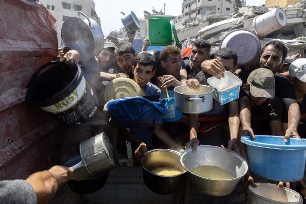 Palestinci čekaju na hranu ispred dobrotvorne kuhinje u Gazi