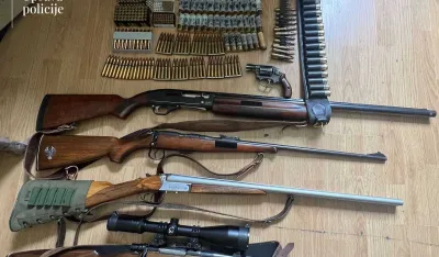 (FOTO) Pretresi na sjeveru: Oduzeto oružje i veća količina municije