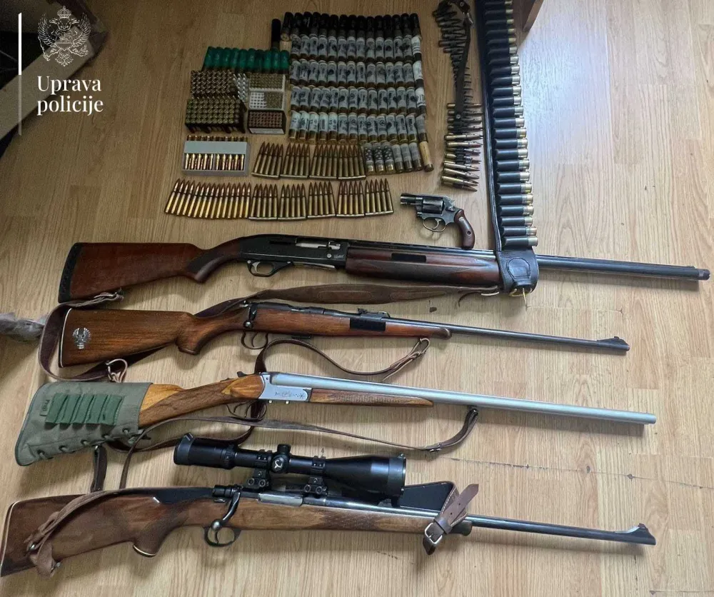 (FOTO) Pretresi na sjeveru: Oduzeto oružje i veća količina municije