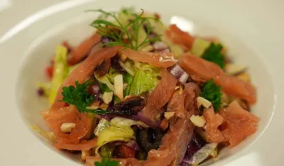 Napravite salatu s dimljenom pastrmkom