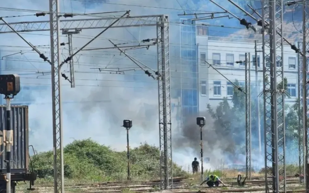 Bar: Požar uz prugu, obustavljen željeznički saobraćaj