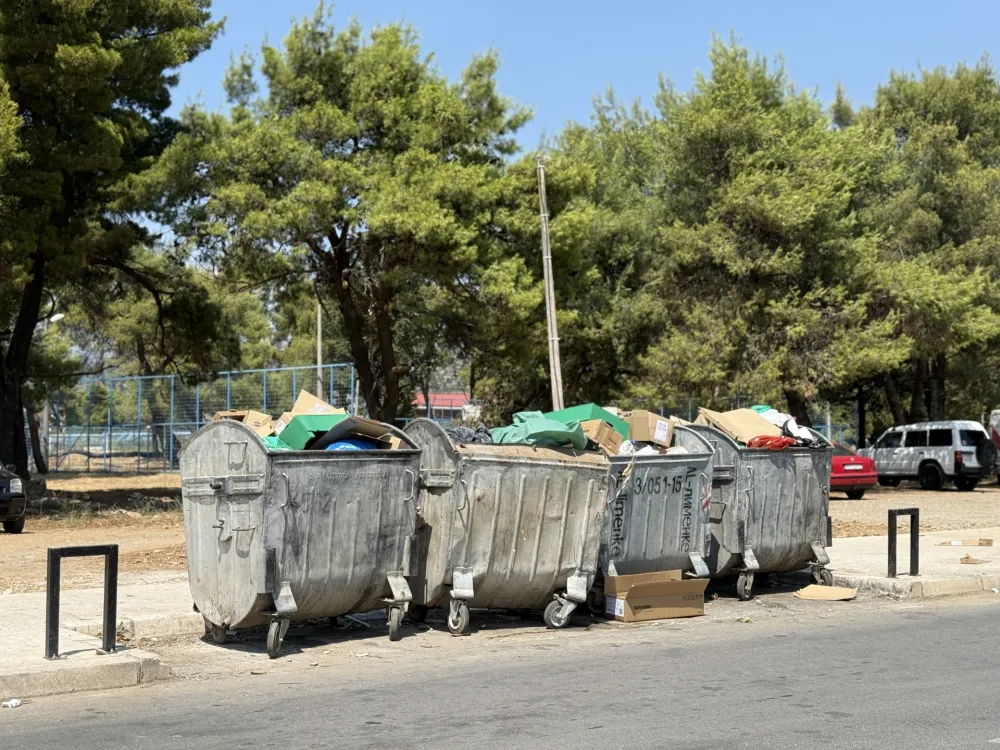 (VIDEO) Iz kontejnera preliva smeće, a oko njih gume i kreveti