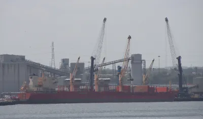 Vlada pere ruke, menadžment sastanči, pomorci traže spas