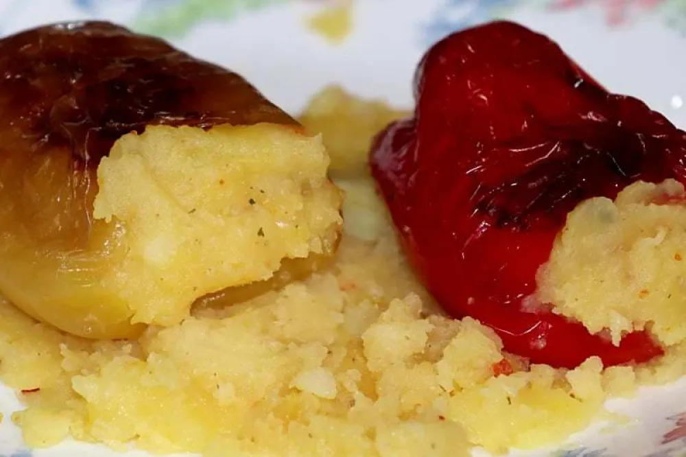 Kisele paprike punjene krompirom ukusni ljetnji obrok