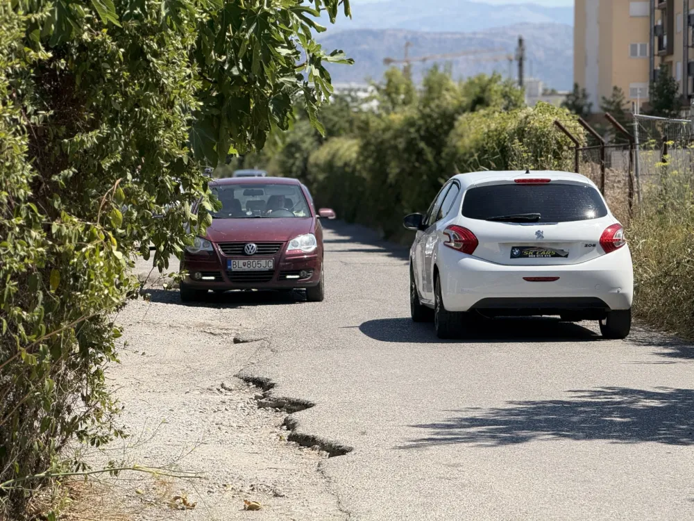 Ulici Branka Deletića hitno potrebna rekonstrukcija: Asfalt se osipa, put sve uži