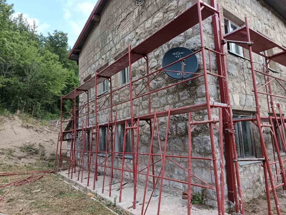 Uprava O&Scaron; "&Scaron;ćepan Đukić&rdquo; apeluje na nadležne da &scaron;to prije raspi&scaron;u tender: Vježbaju u sali punoj vlage