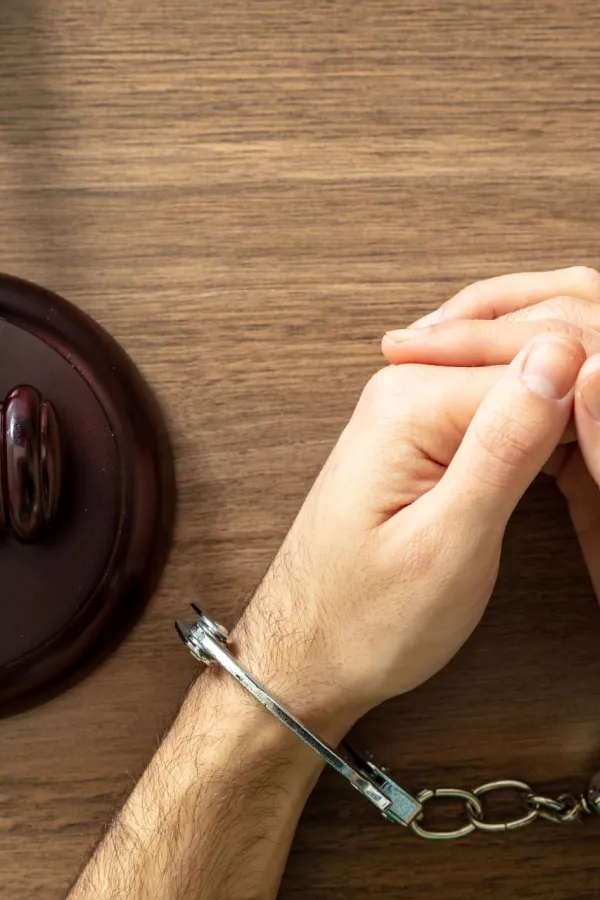 Mladići u Indoneziji osuđeni na javno bičevanje zbog grljenja i ljubljenja