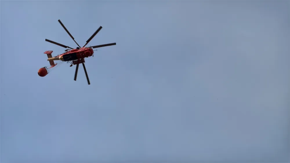(FOTO/ VIDEO) Helikopter MUP-a Srbije gasi požar u Piperima, Hrvatska sjutra &scaron;alje kanader
