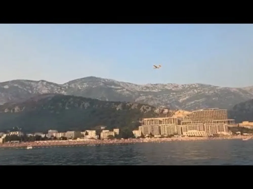 Kanader iz Hrvatske gasi požar iznad Čanja i Buljarice, stigla pomoć i iz Italije