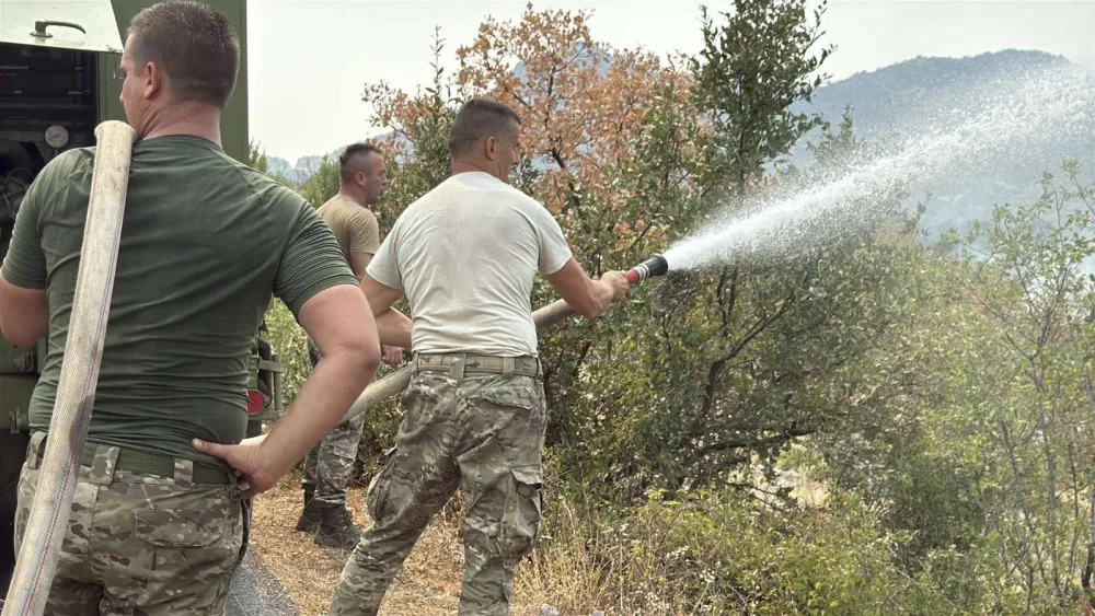 (FOTO/VIDEO) Policija čuva kritične tačke, alarmantno u&nbsp;Kučima i Danilovgradu