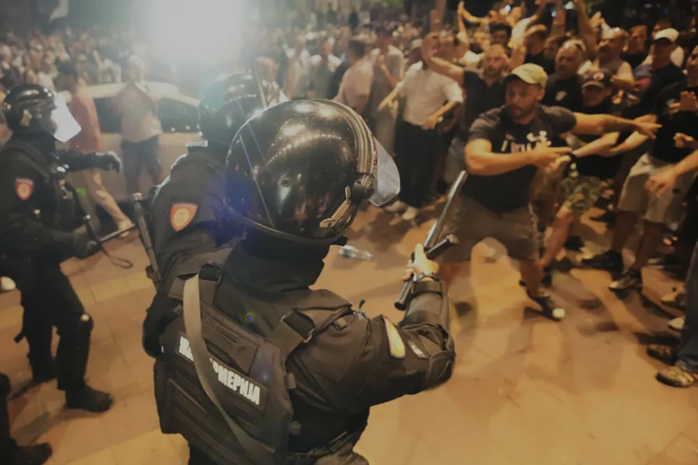 (FOTO) Neredi u vi&scaron;e gradova u Srbiji; Vučić: Izbjegli smo katastrofu, građanskog rata neće biti