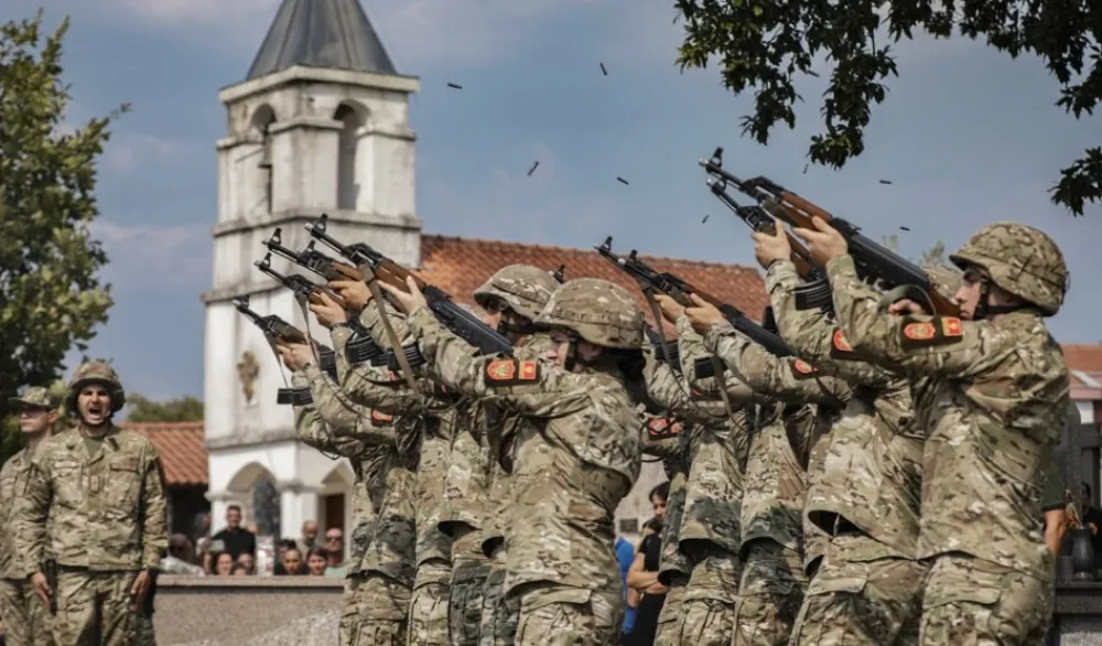 Počasna paljba za Dejana Božovića
