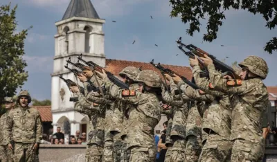 Počasna paljba za Dejana Božovića