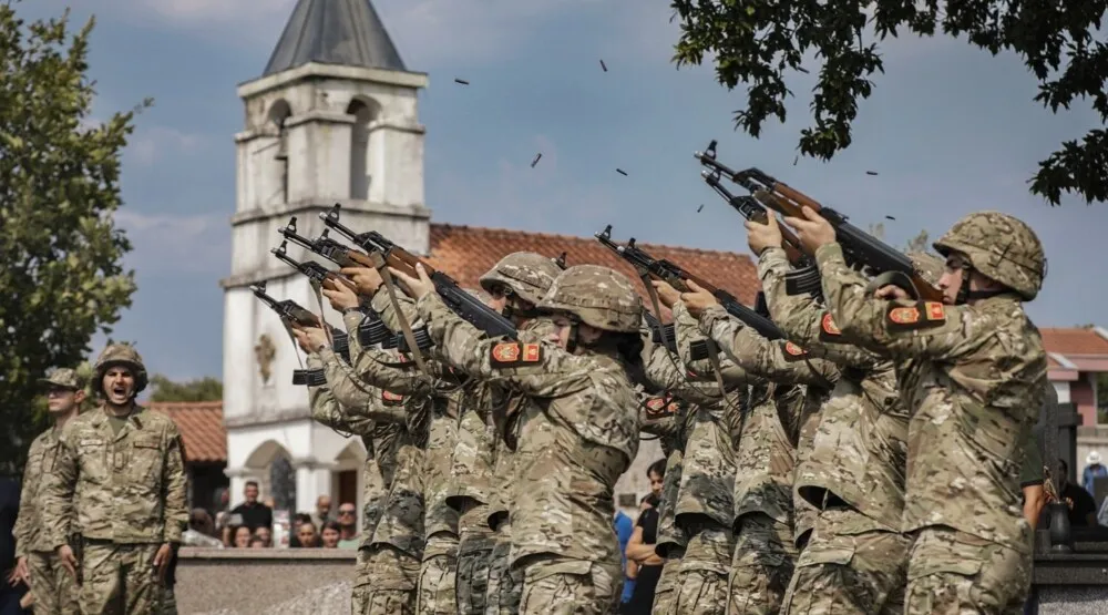 Počasna paljba za Dejana Božovića